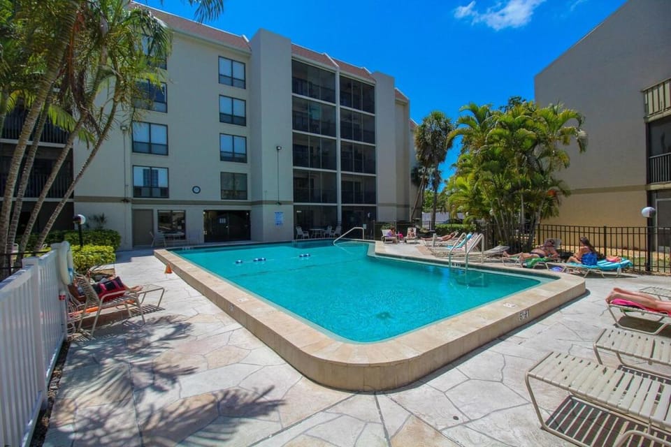 Property building, Day, Pool view, Swimming pool, sunbed