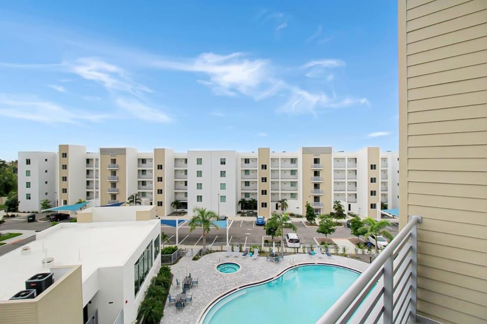 Luxury Condo Living on Sarasota Bay, Minutes From Downtown House in Sarasota