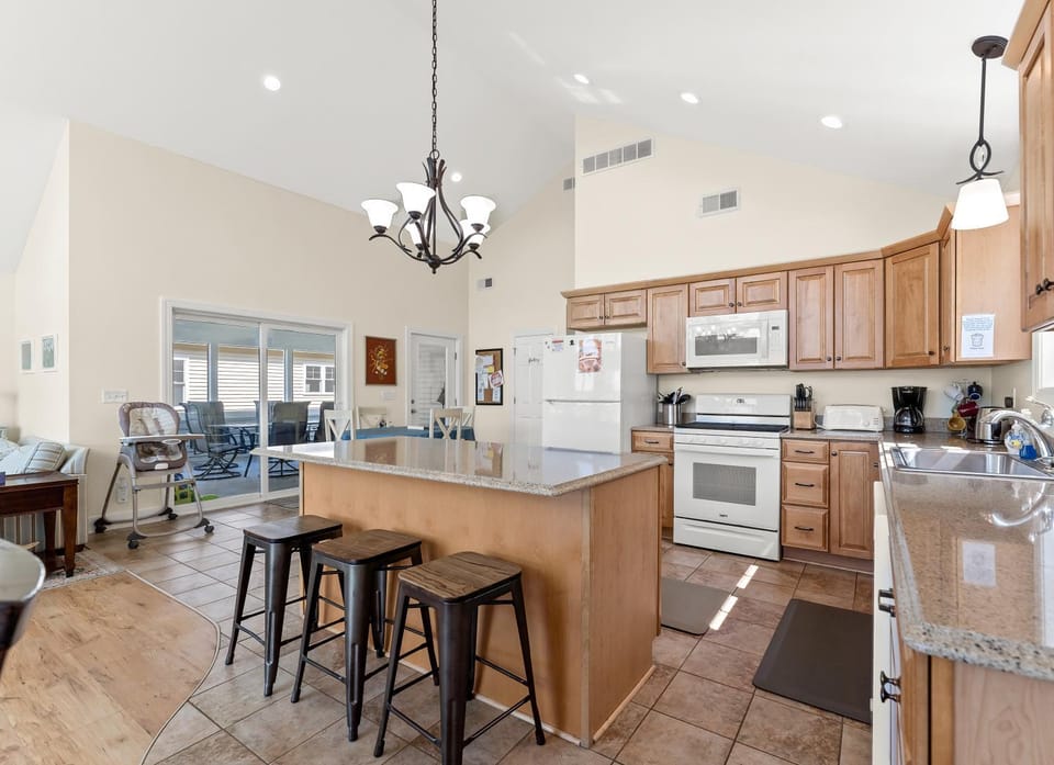 Day, Coffee/tea facilities, Kitchen or kitchenette, Decorative detail, Seating area, microwave, stove, kitchen