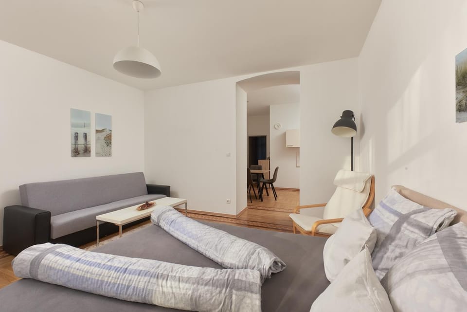 Historic Redesigned Schönbrunn Palace Apartments w Free Parking and 24h Check-in Apartment in Vienna