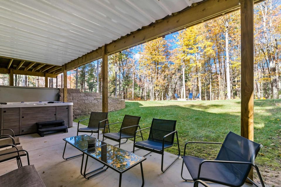 Patio, Day, Natural landscape, Garden, Hot Tub, Seating area, Autumn, Garden view, Seasons