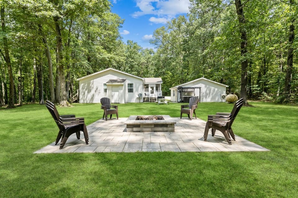 M-a-p-l-e Woods Hideaway-Hiking Trail Hot Tub House in Michigan