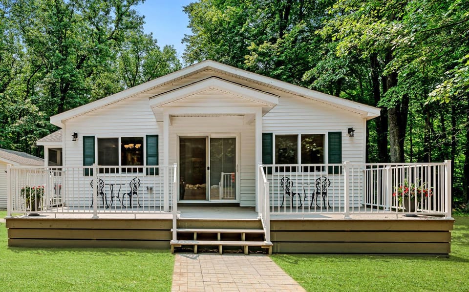 M-a-p-l-e Woods Hideaway-Hiking Trail Hot Tub House in Michigan