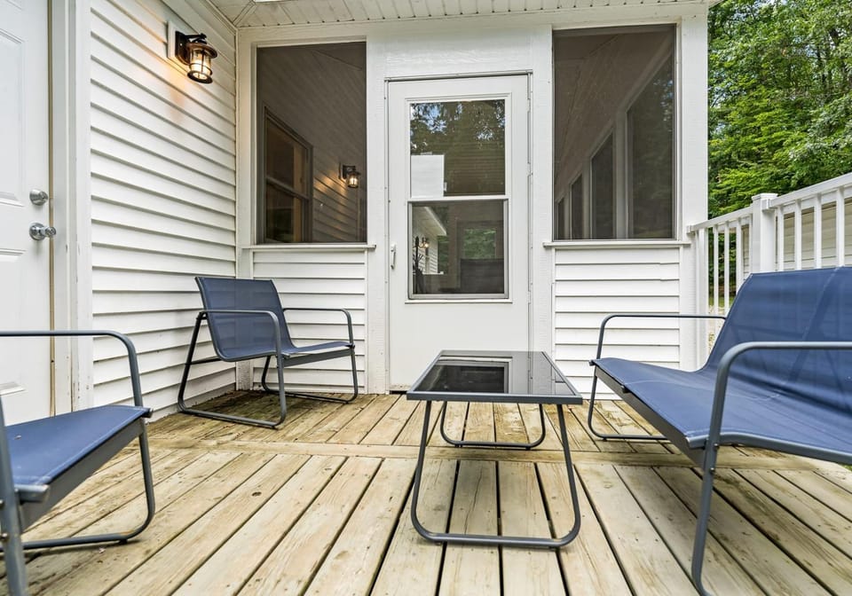 M-a-p-l-e Woods Hideaway-Hiking Trail Hot Tub House in Michigan