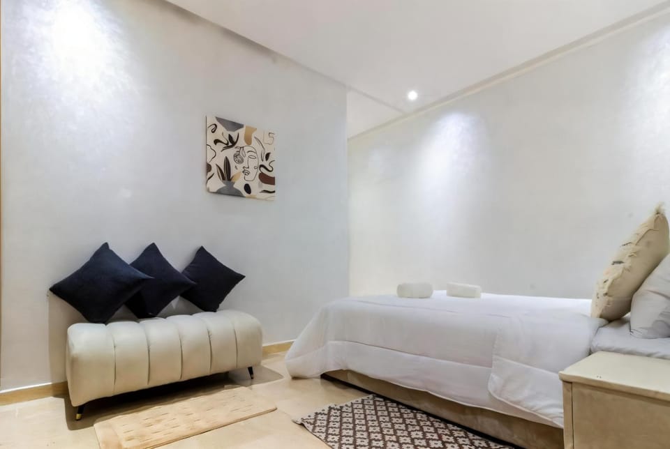 Bed, Living room, Photo of the whole room, Bedroom