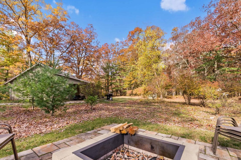 Woodland Pines Cottage-Cozy Cottage for Dogs Hot Tub House in Michigan