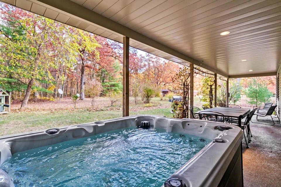 Woodland Pines Cottage-Cozy Cottage for Dogs Hot Tub House in Michigan