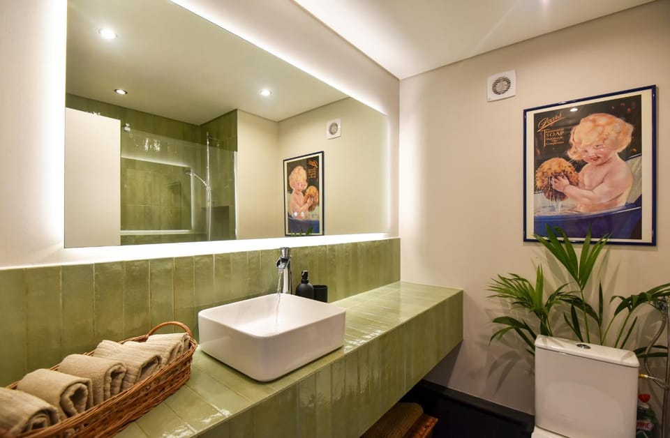 Bathroom, towels