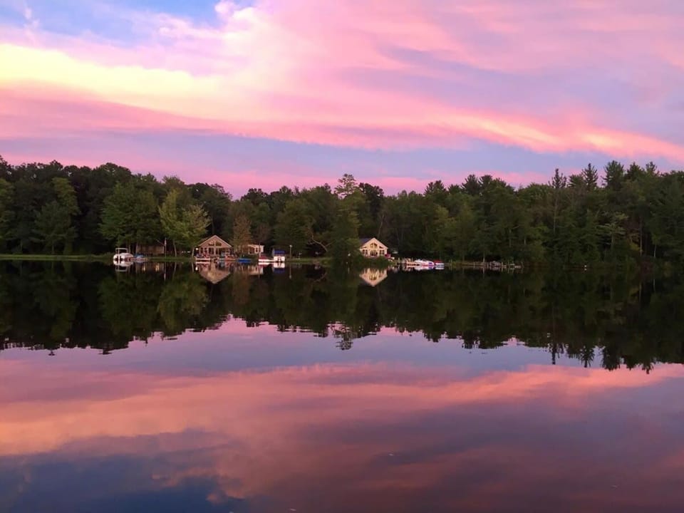 Sunset Shores Lake House-Lakefront Escape Great Room Fire Pit House in Michigan