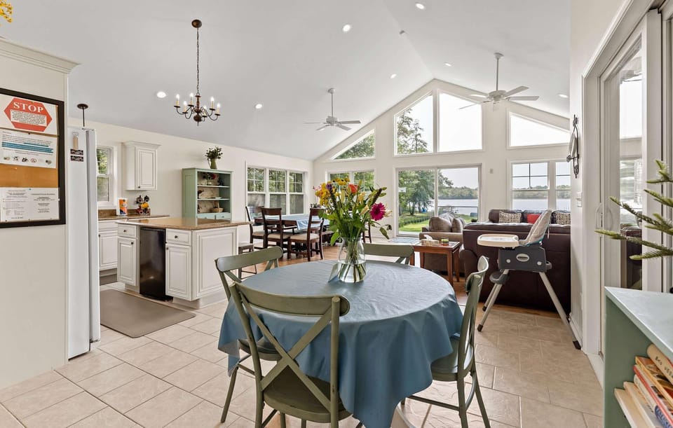 Sunset Shores Lake House-Lakefront Escape Great Room Fire Pit House in Michigan