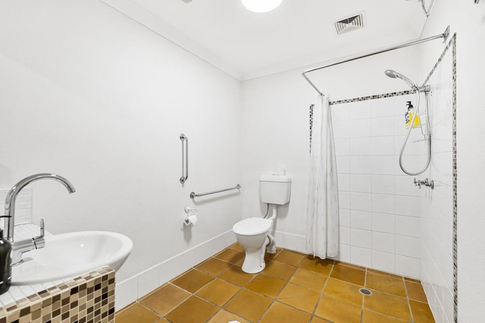 Toilet, Bathroom, towels