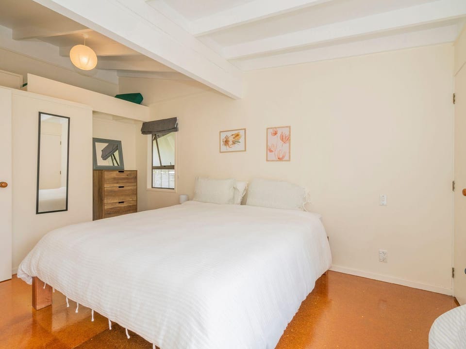 Hosts on the Coast Cooks Crib House in Auckland Region