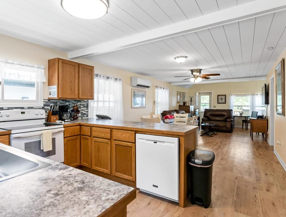 Morningside Vista Lake House-Idyllic Lakefront Home Dog-Friendly House in Michigan