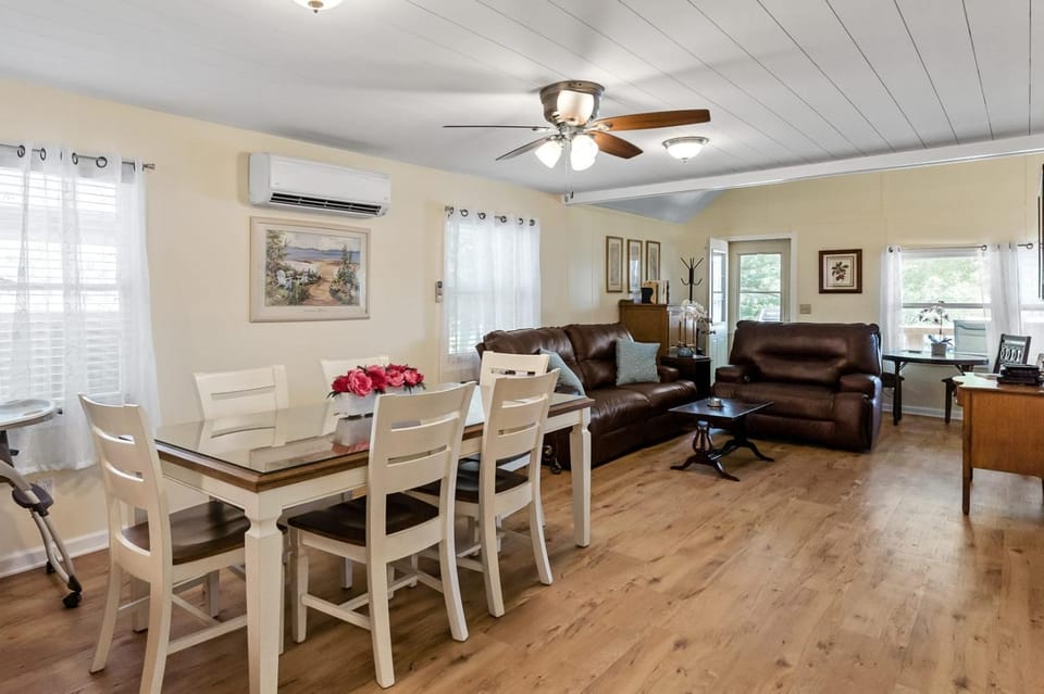 Morningside Vista Lake House-Idyllic Lakefront Home Dog-Friendly House in Michigan