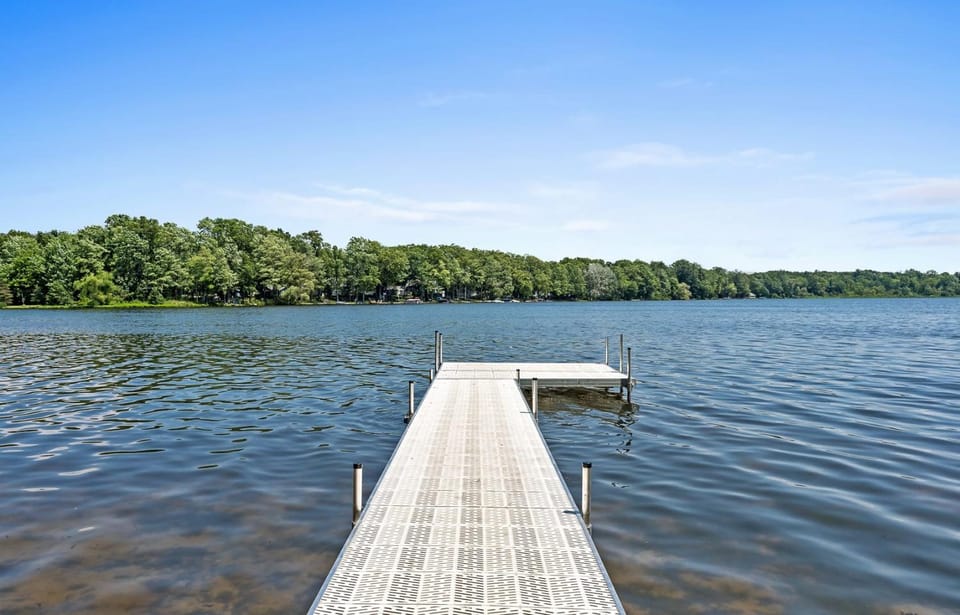 Morningside Vista Lake House-Idyllic Lakefront Home Dog-Friendly House in Michigan
