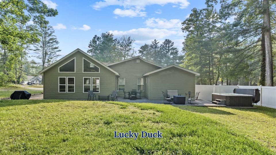 Lucky Duck Cottage-Cozy Cottage with Hot Tub and Lake Access House in Michigan