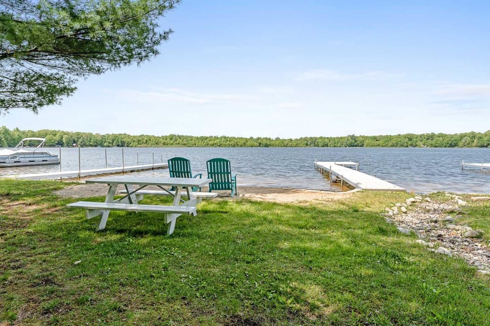 Oaks and Pines - Dog-Friendly Dual Homes in the Woods with Lake Access House in Michigan