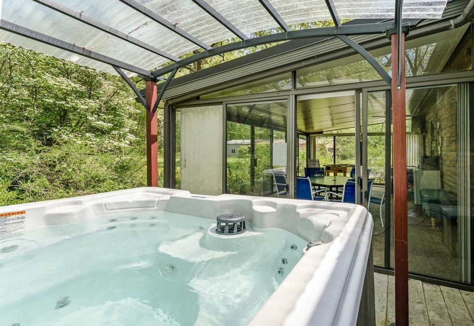 Oaks and Pines - Dog-Friendly Dual Homes in the Woods with Lake Access House in Michigan