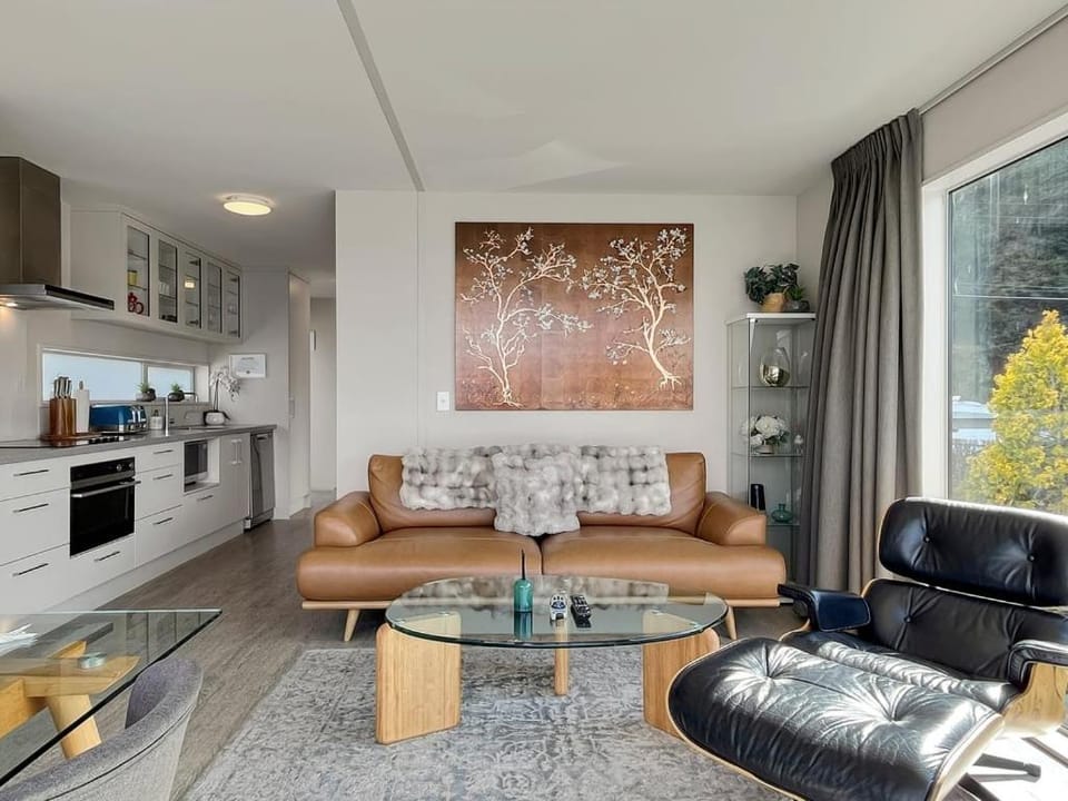 Spectacular VIEWS 2 Bedrooms & BIG DECK House in Queenstown