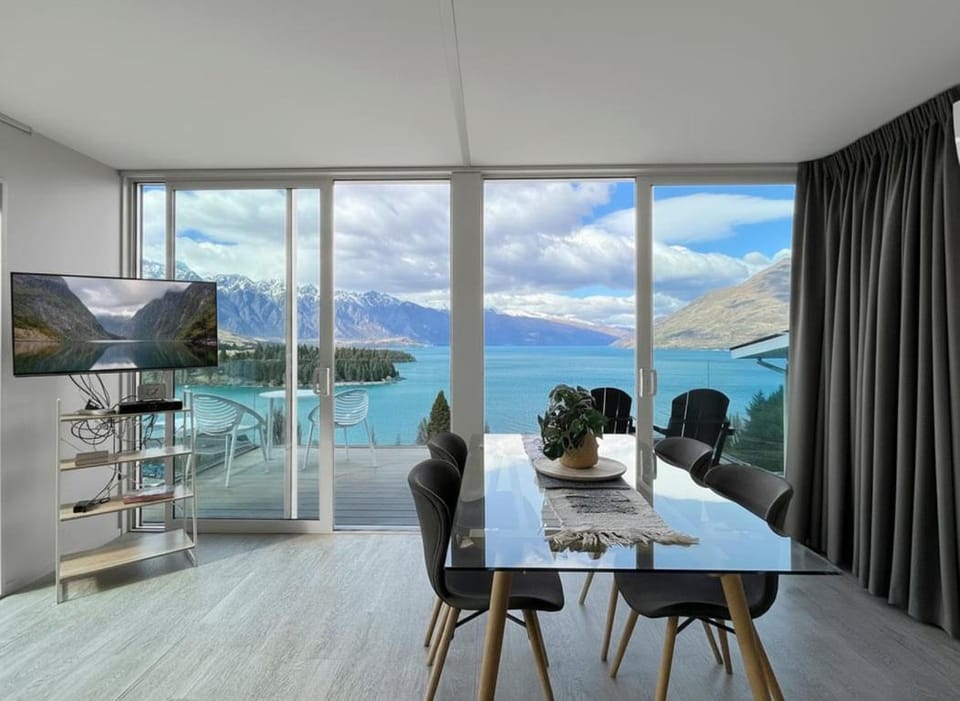 Spectacular VIEWS 2 Bedrooms & BIG DECK House in Queenstown