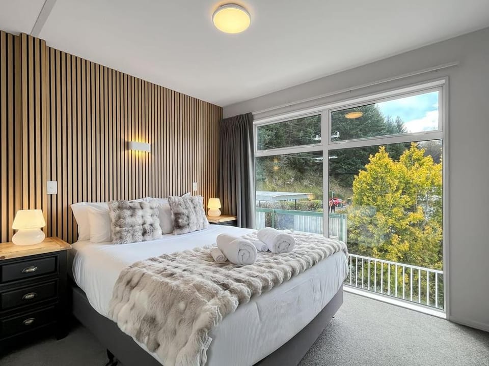 Spectacular VIEWS 2 Bedrooms & BIG DECK House in Queenstown
