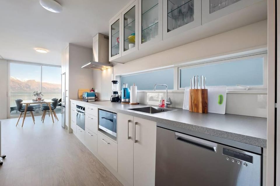 Remarkable VIEWS 2 Bedrooms & BIG DECK House in Queenstown
