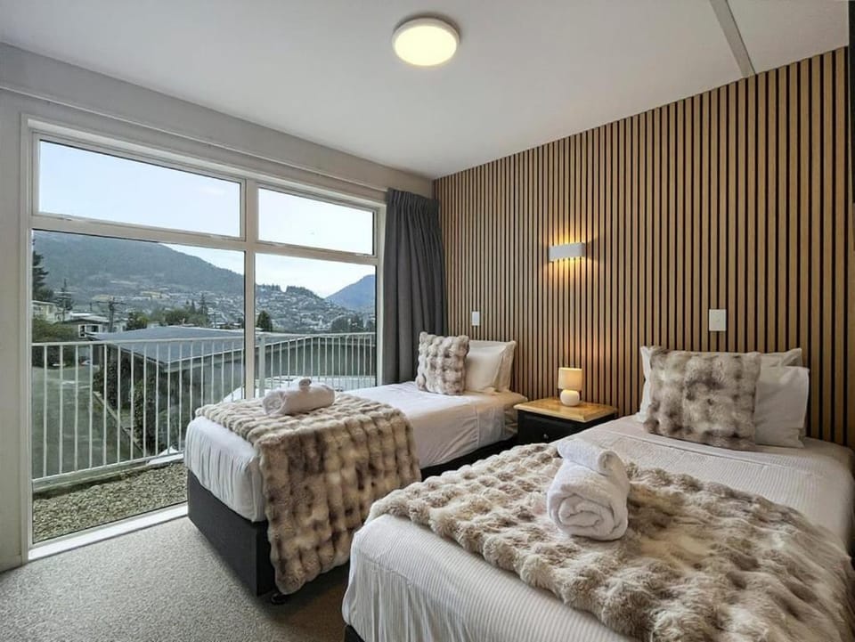 Remarkable VIEWS 2 Bedrooms & BIG DECK House in Queenstown
