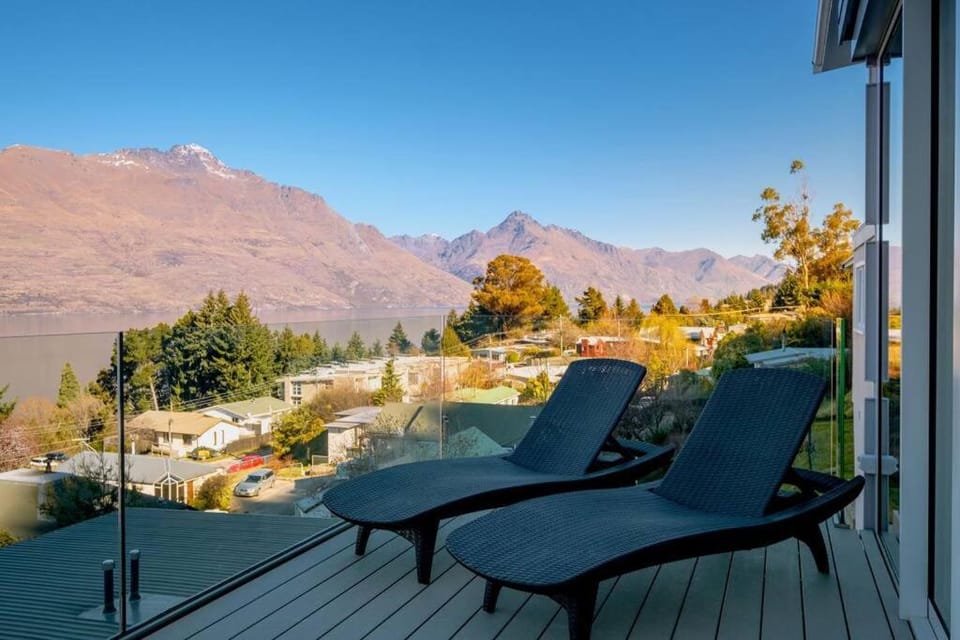 Remarkable VIEWS 2 Bedrooms & BIG DECK House in Queenstown
