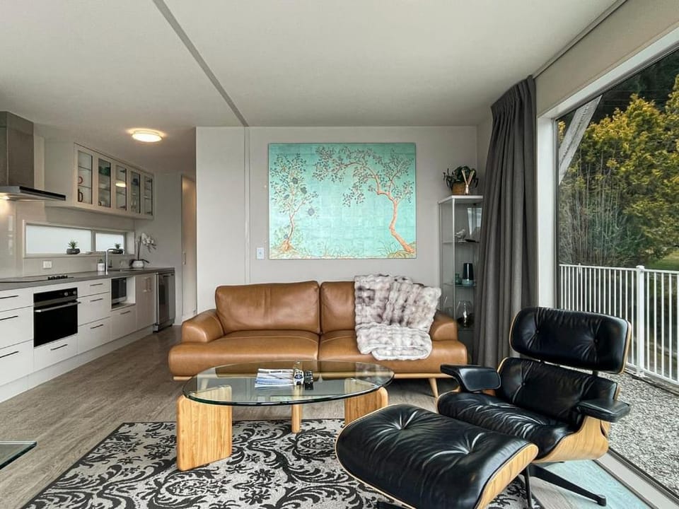 Remarkable VIEWS 2 Bedrooms & BIG DECK House in Queenstown