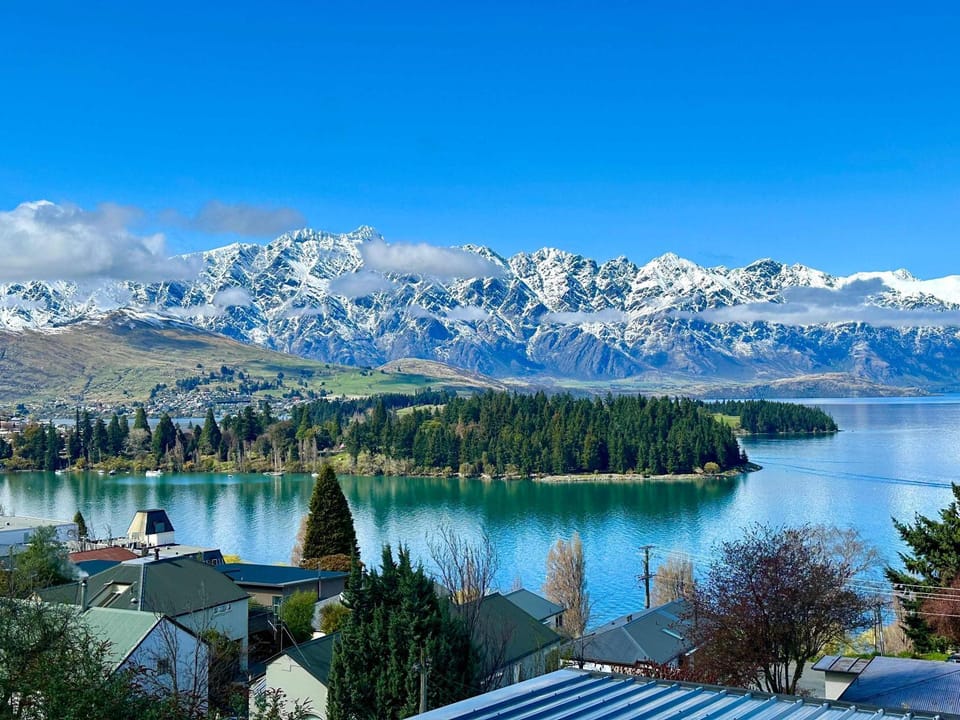 Remarkable VIEWS 2 Bedrooms & BIG DECK House in Queenstown