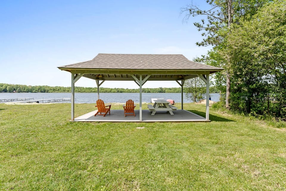 White Oaks Haven - Dog-Friendly Nature Escape with Hot Tub and Fire Pit House in Michigan