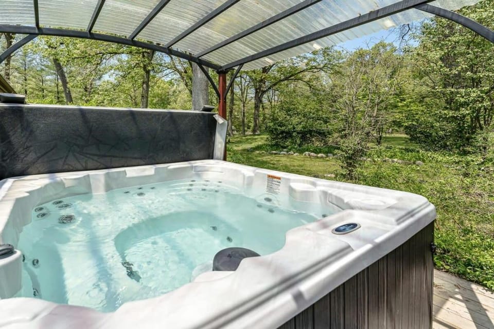 White Oaks Haven - Dog-Friendly Nature Escape with Hot Tub and Fire Pit House in Michigan