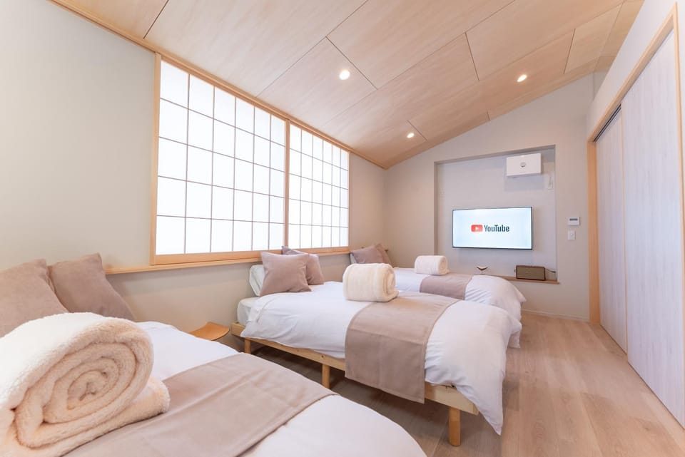 Bed, TV and multimedia, Bedroom