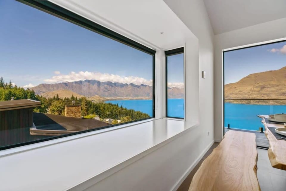 Lakeview Paradise On Wynyard NEW 4 Bedroom House in Queenstown