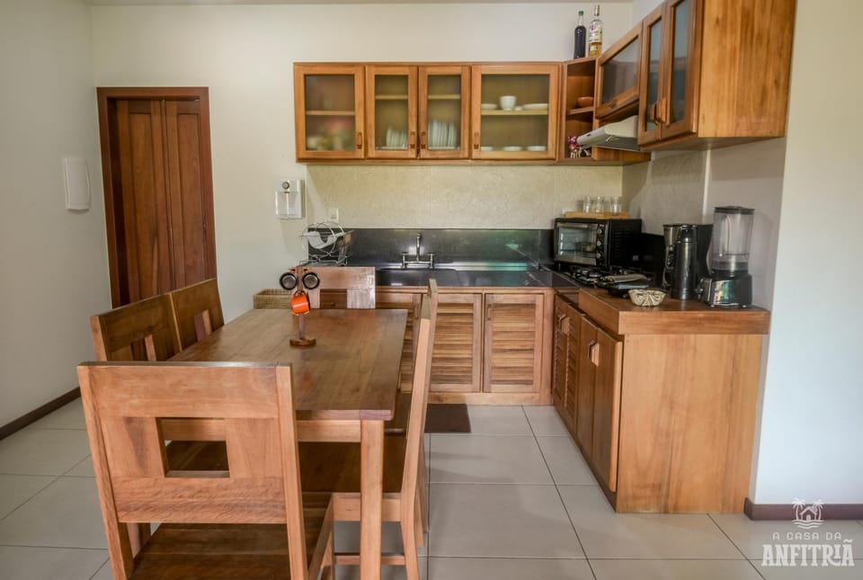 450m da PRAIA Taperapuan; 2 suítes; Piscina; WiFi 300 mbs; 2 pavimento; Churrasqueira; Estacionamento Gratuito 1 carro. House in State of Bahia