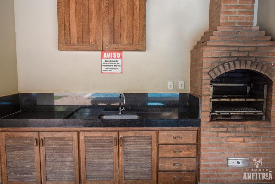 450m da PRAIA Taperapuan; 2 suítes; Piscina; WiFi 300 mbs; 2 pavimento; Churrasqueira; Estacionamento Gratuito 1 carro. House in State of Bahia
