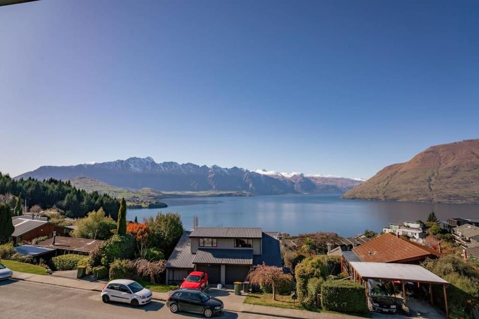 Quiet Home with Stunning Lake & Mountain Views Apartment in Queenstown
