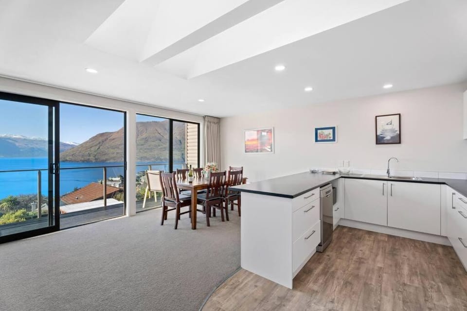 Quiet Home with Stunning Lake & Mountain Views Apartment in Queenstown