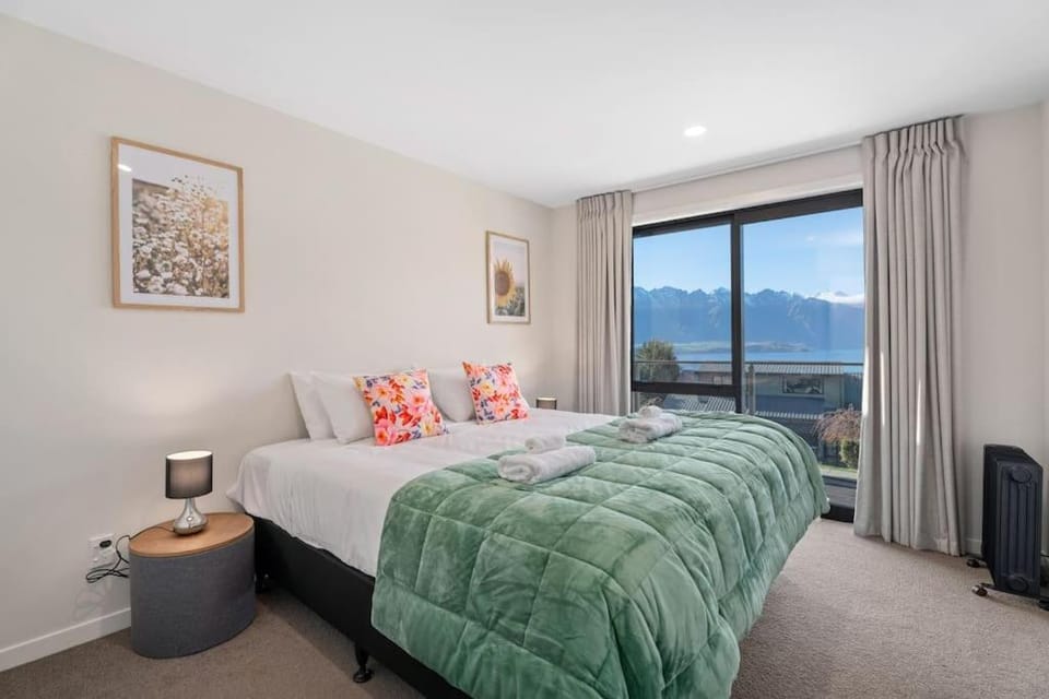 Quiet Home with Stunning Lake & Mountain Views Apartment in Queenstown