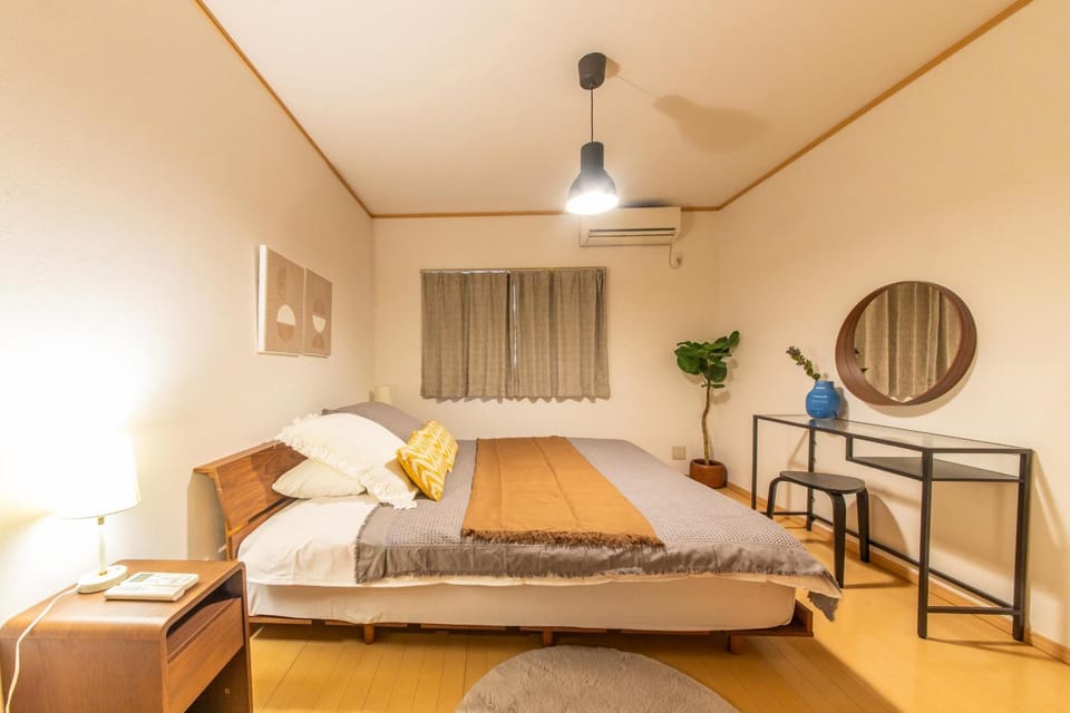 Photo of the whole room, Bedroom