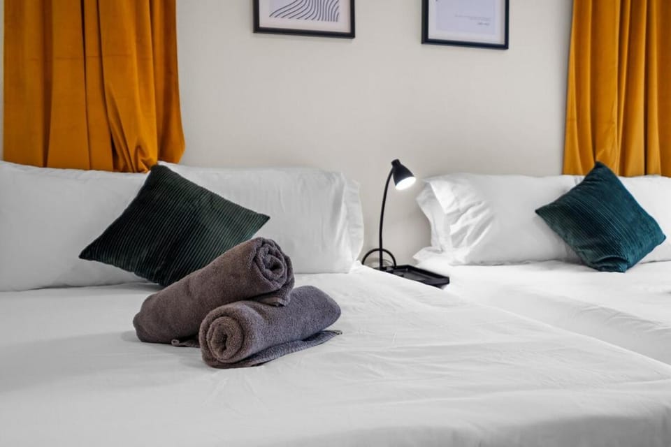 King Bed EVCharger Sleeps 8 Balcony Laundry Apartment in Point Loma