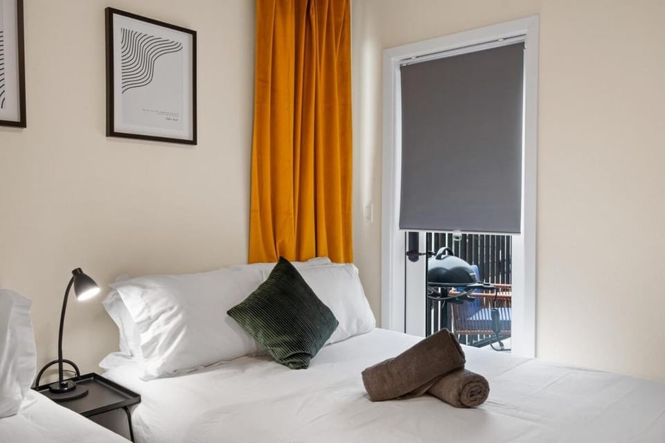 King Bed EVCharger Sleeps 8 Balcony Laundry Apartment in Point Loma