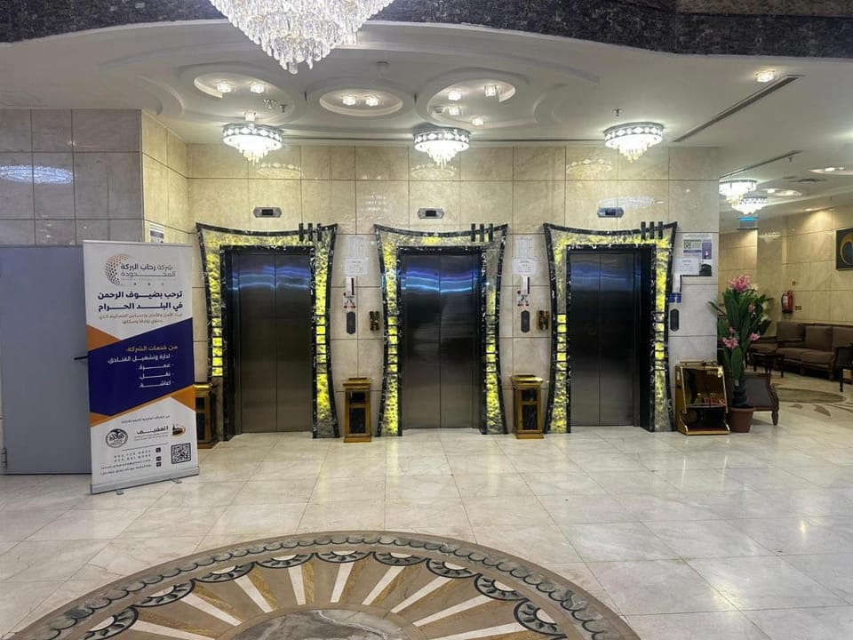 Lobby or reception, elevator