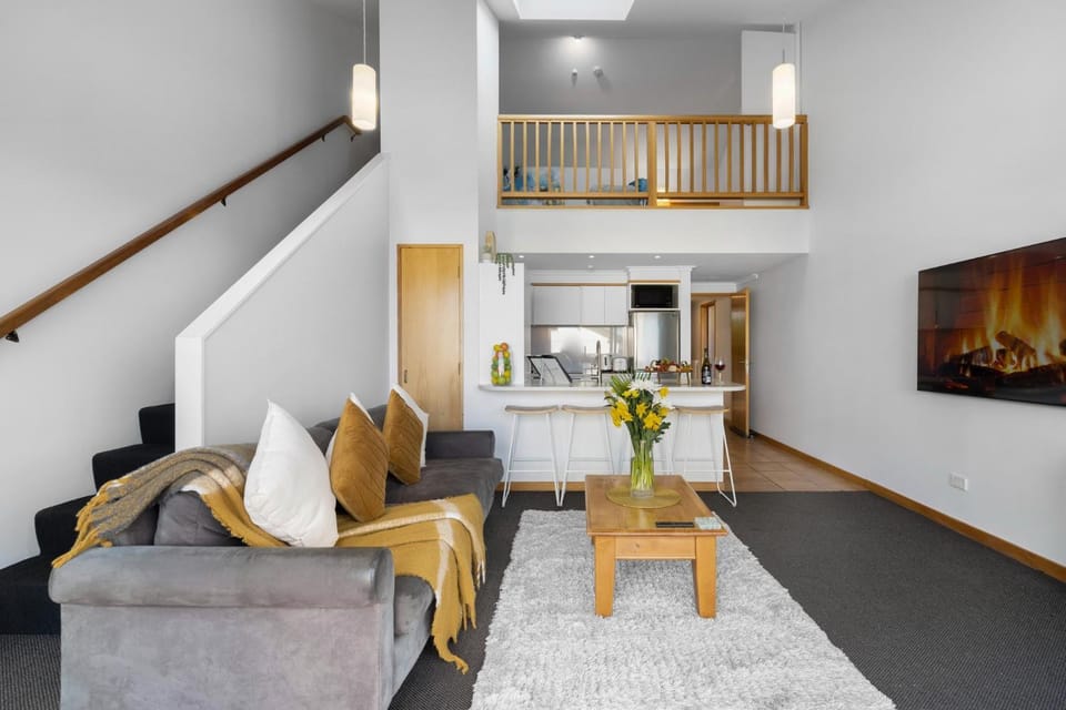 TV and multimedia, Kitchen or kitchenette, Living room, Seating area