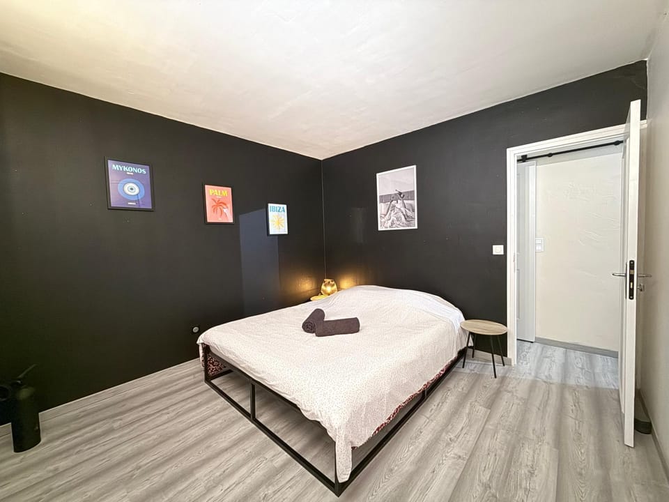 Bed, Bedroom, towels