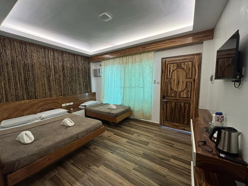 Bed, TV and multimedia, Bedroom, towels