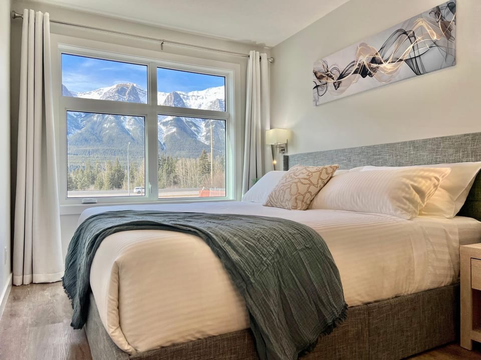 Bedroom, Mountain view