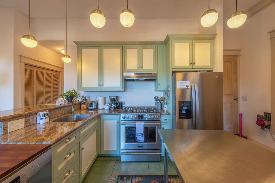 Historic Hood River Retreat with Stunning Gorge Views - Roe Parker House House in Hood River