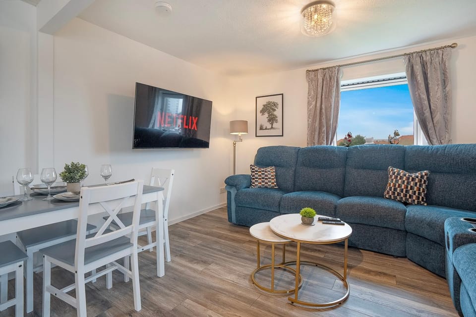 TV and multimedia, Living room, Seating area, Dining area