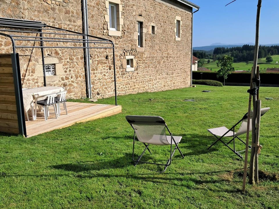 Gîte de Charme pour 6 personnes avec Terrasse et Wifi Country House in Auvergne-Rhône-Alpes